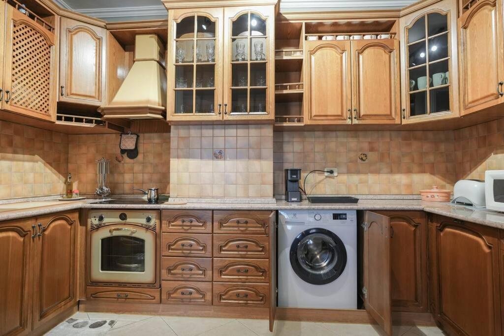 Staycation, City Center Apartment With Balcony Tirana Kültér fotó