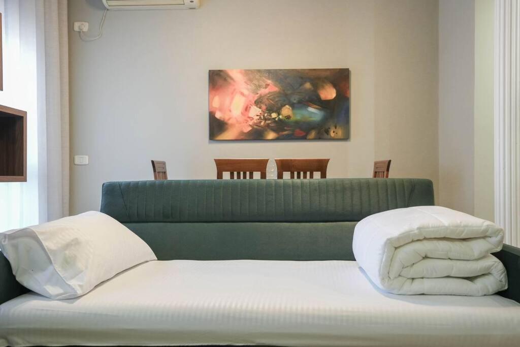 Staycation, City Center Apartment With Balcony Tirana Kültér fotó