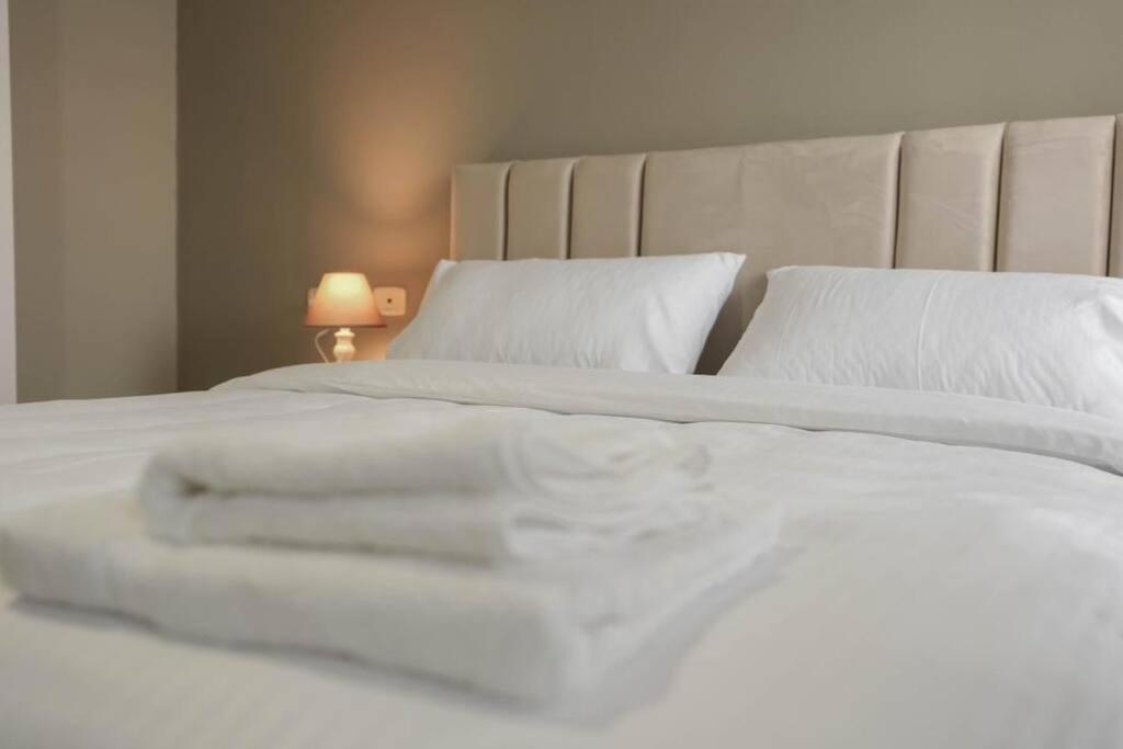 Staycation, City Center Apartment With Balcony Tirana Kültér fotó