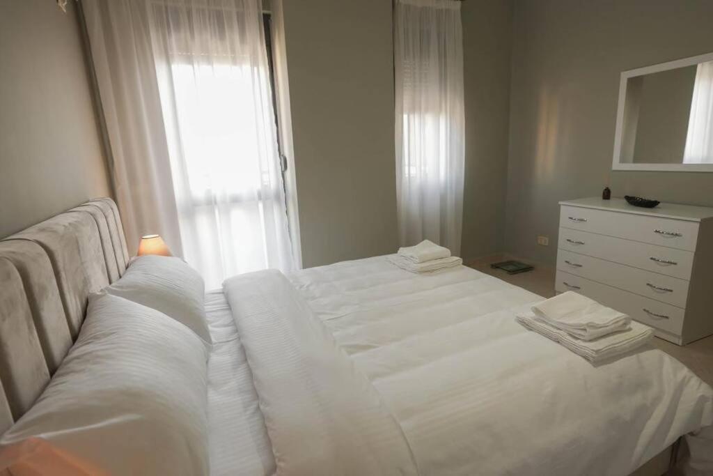 Staycation, City Center Apartment With Balcony Tirana Kültér fotó