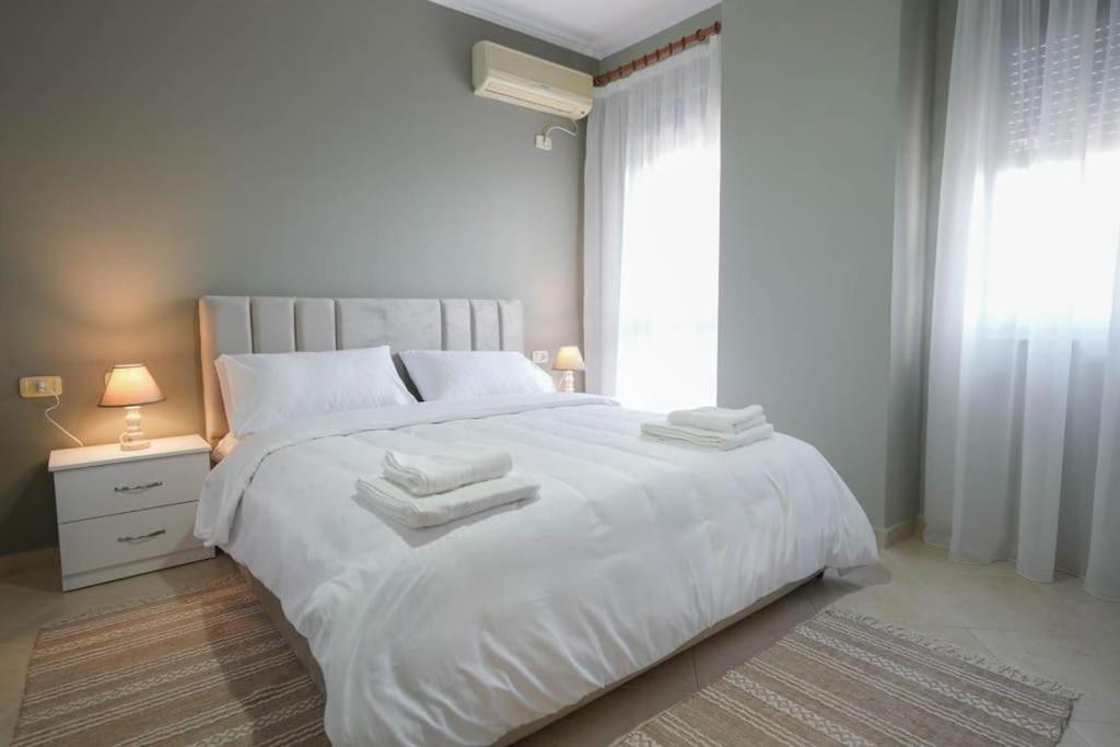 Staycation, City Center Apartment With Balcony Tirana Kültér fotó