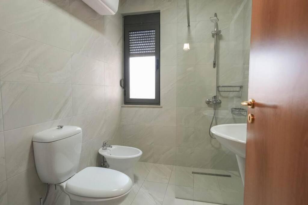 Staycation, City Center Apartment With Balcony Tirana Kültér fotó