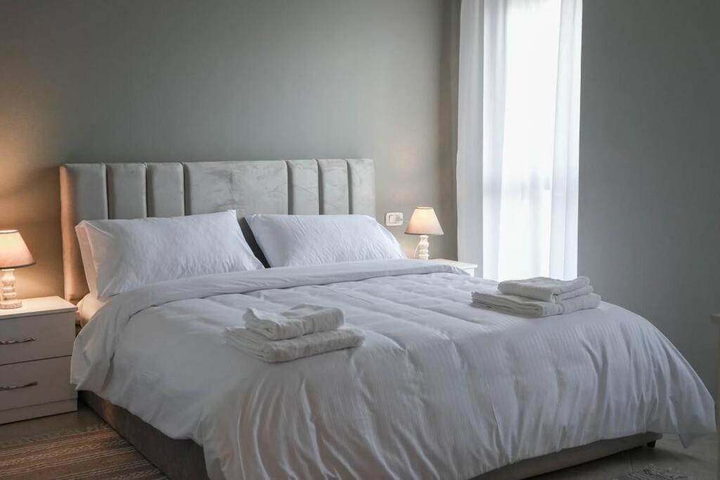 Staycation, City Center Apartment With Balcony Tirana Kültér fotó